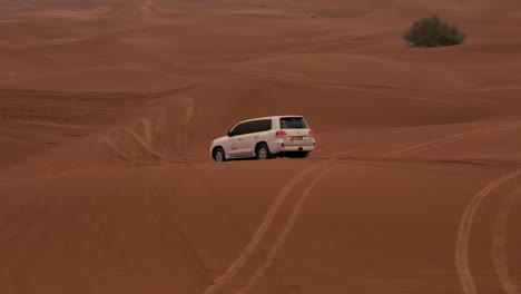 Coche-Conduce-Sobre-Las-Dunas-En-El-Desierto-Cerca-De-Dubai,-Emiratos-árabes-Unidos