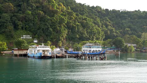 Ich-Perspektive-Einer-Fähre,-Die-Auf-Der-Insel-Koh-Chang,-Thailand,-In-Zeitlupe-Ankommt