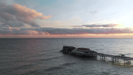 Cromer-Pier-Im-Morgengrauen,-Aufgenommen-Mit-Einer-Drohne