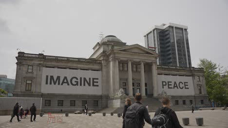 People-walking-in-front-of-the-Vancouver-Art-Gallery-famous-building-on-an-overcast-day,-British-Columbia,-Canada