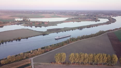 Luftaufnahme-Eines-Frachtschiffes,-Das-Auf-Einem-Fluss-Segelt