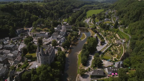 Antena-Del-Río-Ourthe-Y-El-Castillo-De-Durbuy-Volando-Hacia-Atrás