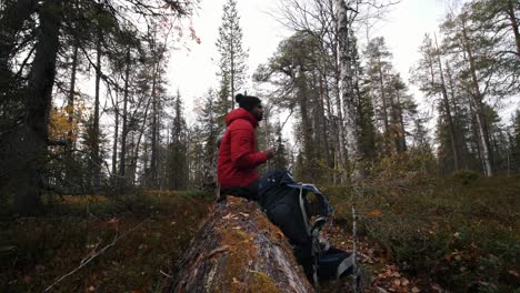 Ein-Brauner-Kerl,-Der-Während-Einer-Wanderung-Einen-Snack-Isst