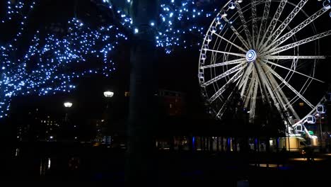 Vistas-Nocturnas-Oscuras-De-Echo-Arena---Noria-Iluminada-En-Movimiento-En-El-Paseo-Marítimo-Del-Muelle