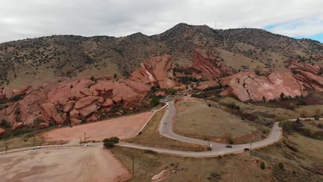 Luftaufnahme,-Die-Sich-Im-Herbst-Von-Rechts-Nach-Links-Im-Red-Rocks-Amphitheater-Bewegt