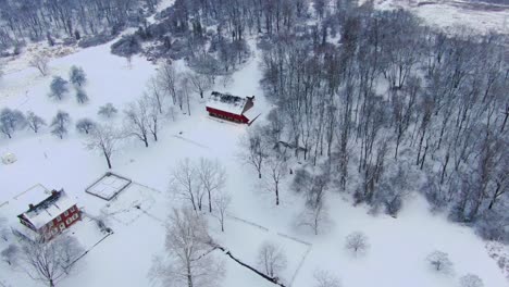 Sobrevuelo-Aéreo-Sobre-Una-Mansión-Histórica-Con-Un-Granero-En-Pennsylvania,-Plantación-De-Rock-Ford-En-Invierno,-Hogar-Del-General-Edward-Hand,-Ayudante-General-De-George-Washington