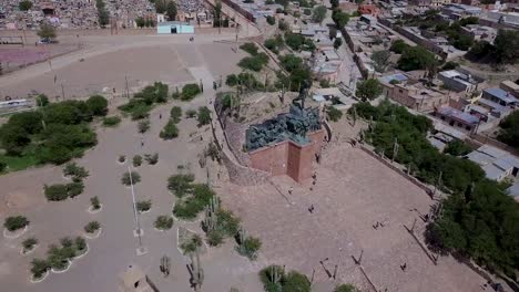 La-Torre-De-Santa-Bárbara-Y-El-Monumento-A-Los-Héroes-De-La-Independencia-En-Un-Hermoso-Día-Soleado