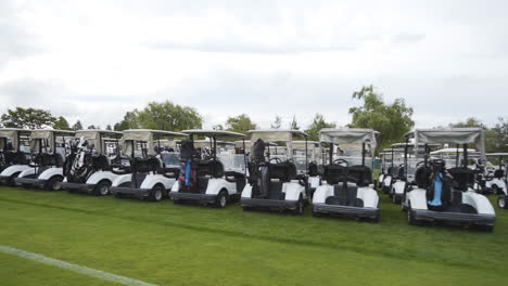 Carros-De-Golf-Alineados-En-Un-Campo-De-Golf-En-Un-Hermoso-Día-Soleado