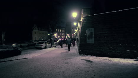 Turistas-Caminando-Por-La-Calle-Del-Casco-Antiguo-Por-La-Noche