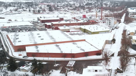 Fábrica-Cubierta-De-Nieve-En-Cámara-Lenta-Aérea-De-Pueblo-Pequeño