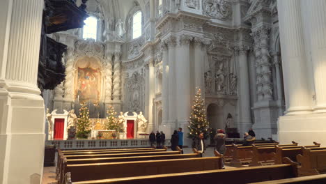 Mehrere-Menschen-Laufen-Um-Die-Theatinerkirche-In-München-Herum