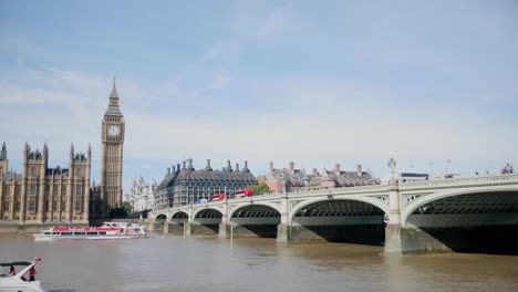 Westminster-Bridge-In-London-Mit-Klassischen-Roten-Bussen,-Die-Darüber-Fahren