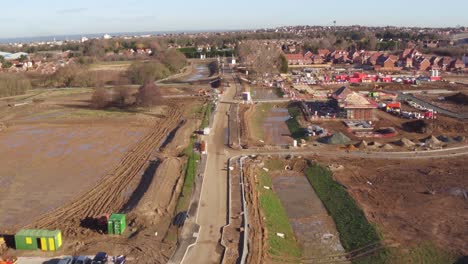 Vuelo-Aéreo-A-Través-Del-Desarrollo-De-Viviendas-Redrow,-Las-Calles,-En-Herne-Bay,-Kent