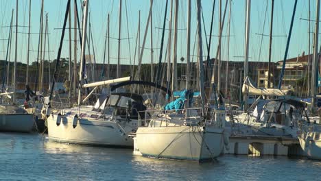 Segelboote-Bewegen-Sich-Im-Wind-Im-Hafen-Von-Miramar