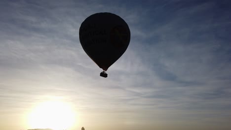 Silueta-De-Un-Globo-Aerostático-En-El-Cielo-En-Goreme,-Capadocia,-Turquía