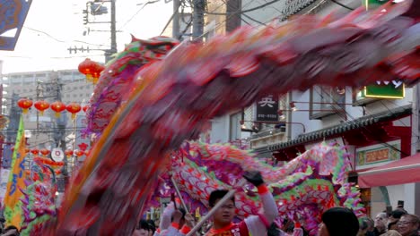 24.-Februar-2018,-Tokio,-Japan---Drachentanztruppe-Treten-Während-Der-Chinesischen-Neujahrsparade-2018-In-Chinatown-Von-Yokohama-Auf