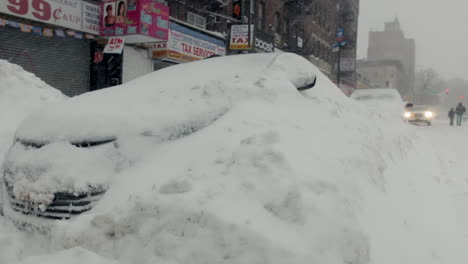 Coche-Enterrado-En-La-Nieve-Durante-Una-Tormenta-De-Nieve-En-Brooklyn,-Ny