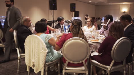 Familia-India-Sentada-En-Una-Mesa-En-Un-Salón-De-Banquetes