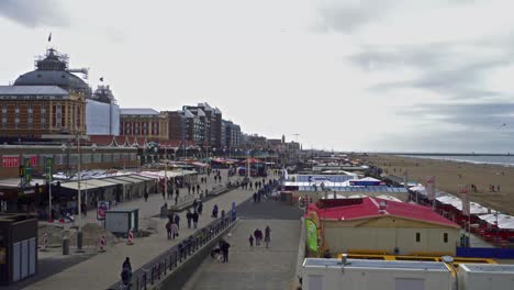 Blick-Auf-Den-Boulevard-Von-Scheveningen-Mit-Passanten