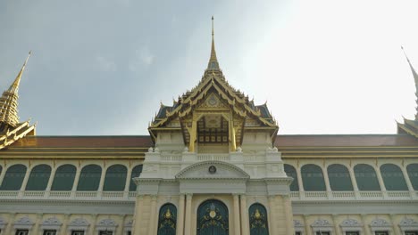 Puesta-De-Sol-Cerca-Del-Templo-En-Bangkok,-Tailandia