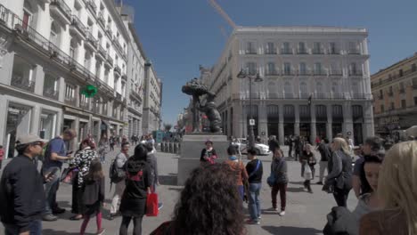 Visitantes-En-La-Puerta-Del-Sol-Tomando-Fotos-Del-Monumento-Del-Oso-Y-El-Madroño