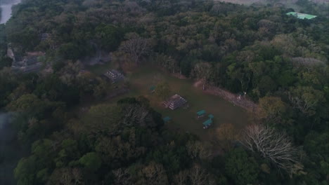 Antena:-Toma-Aérea-Del-Sitio-Arqueológico-Maya-En-Medio-De-Un-Bosque-Verde-Profundo-En-Copan,-Honduras