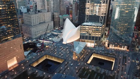 Modern-buildings-and-skyscrapers-in-New-York,-during-the-evening