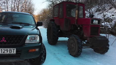 Traktor-Fährt-An-Einem-Wintertag-Neben-Der-Pick-up-Strecke-Vorbei