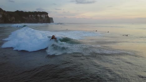 Surfer-Bei-Sonnenuntergang-Am-Berühmten-Surfspot-Uluwati-Auf-Bali