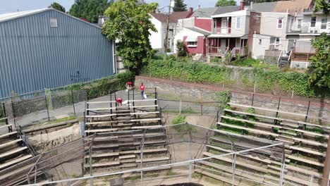 Voluntarios-De-United-Way-Recogiendo-Basura-Cerca-De-Un-Campo-De-Béisbol