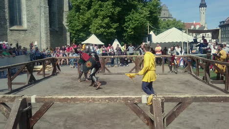 Torneo-De-Caballeros-De-Los-Días-Medievales-De-Tallin.-Luchar-Con-Espadas