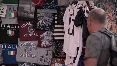 Primer-Plano-De-Una-Turista-Tomando-Una-Foto-Mientras-Compra-Recuerdos-En-Venecia,-Italia