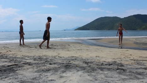 Junge-Brasilianische-Kinder-Spielen-Fußball-Am-Schönen-Strand-In-Brasilien