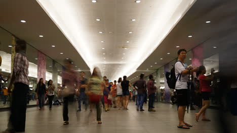 Singapur---Alrededor-Del-Lapso-De-Tiempo-De-La-Multitud-Que-Pasa-En-Un-Concurrido-Centro-Comercial