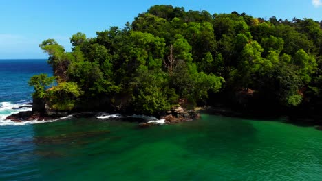 Versteckter-Strand-Auf-Der-Insel-Trinidad-Und-Tobago,-Der-Nur-Von-Einer-Klippe-Aus-Zugänglich-Ist