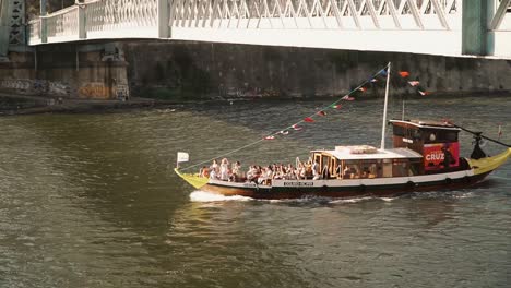 Barco-Típico-Del-Río-Duero-Que-Transportaba-Turistas-A-Lo-Largo-De-La-Ciudad-De-Oporto,-Oporto