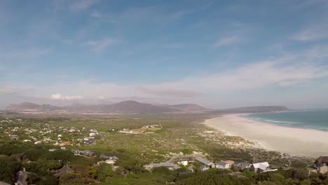 Noordhoek-Con-Cielos-Azules-Y-Nubes-Ligeras