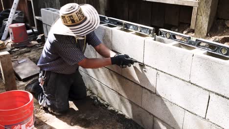 Un-Hombre-Lechando-Una-Pared-De-Ladrillos