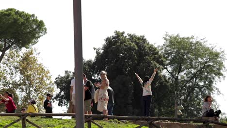 Toma-En-Cámara-Lenta-Para-Personas-Que-Disfrutan-Del-Día-De-Verano-En-Un-Jardín-De-Picnic