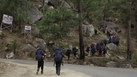 Excursionistas-Del-Himalaya-Que-Comienzan-Su-Viaje-De-Trekking-Para-Llegar-Al-Destino