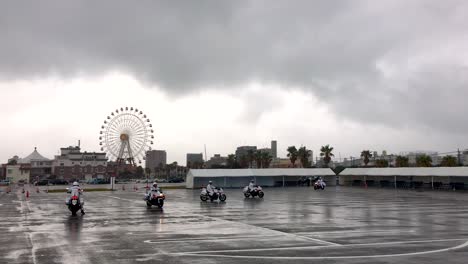 Práctica-De-La-Escuela-De-Equitación-De-Conducción-De-Motos-En-Un-Día-Nublado-Y-Lluvioso