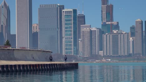 Vista-De-Cerca-Del-Horizonte-De-Chicago-En-Un-Día-Soleado