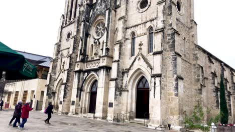 Esta-Catedral-Histórica,-Está-Cargada-De-Influencia-Española,-Y-Un-Punto-Focal-Para-Los-Visitantes-De-La-Hermosa-San-Antonio