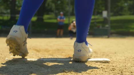 Softbol-De-Lanzamiento-Rápido-De-Mujer,-Montículo-De-Lanzador-De-ángulo-Bajo-Con-Tacos,-Fondo-De-Receptor-Borroso,-Entrenamiento-De-Secundaria,-Lanzamiento-De-Una-Bola-Curva,-Reclutamiento-Universitario