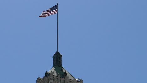 Cámara-De-Cerca-Saliendo-De-La-Bandera-Ondeando-En-El-Viento-En-La-Parte-Superior-Del-Edificio-Del-Gobierno