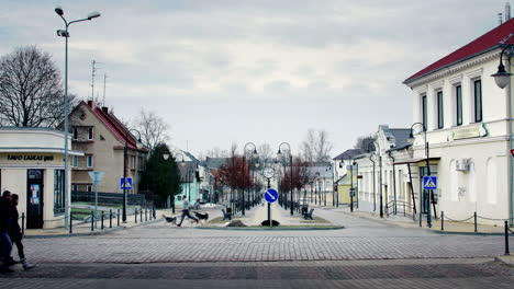 Men-with-dogs-runing-through-city