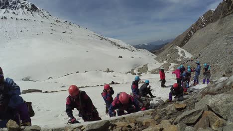 Himalayan-mountaineers-at-Himalayan-peak