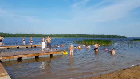 Menschen-Schwimmen-Im-Sommer-Am-See