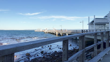 Embarcadero-De-Woody-Point-Con-Olas-Del-Océano-En-Una-Mañana-Fría-Y-Soleada