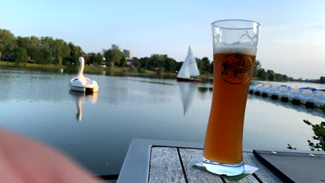 Entspannt-Ein-Weißbier-Am-See-Trinken